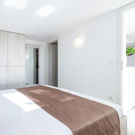 Charming New Apartment-with A Terrace דירה *
