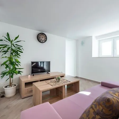 Charming New Apartment-with A Terrace דירה