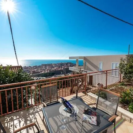 Charming New Apartment-with A Terrace דירה *